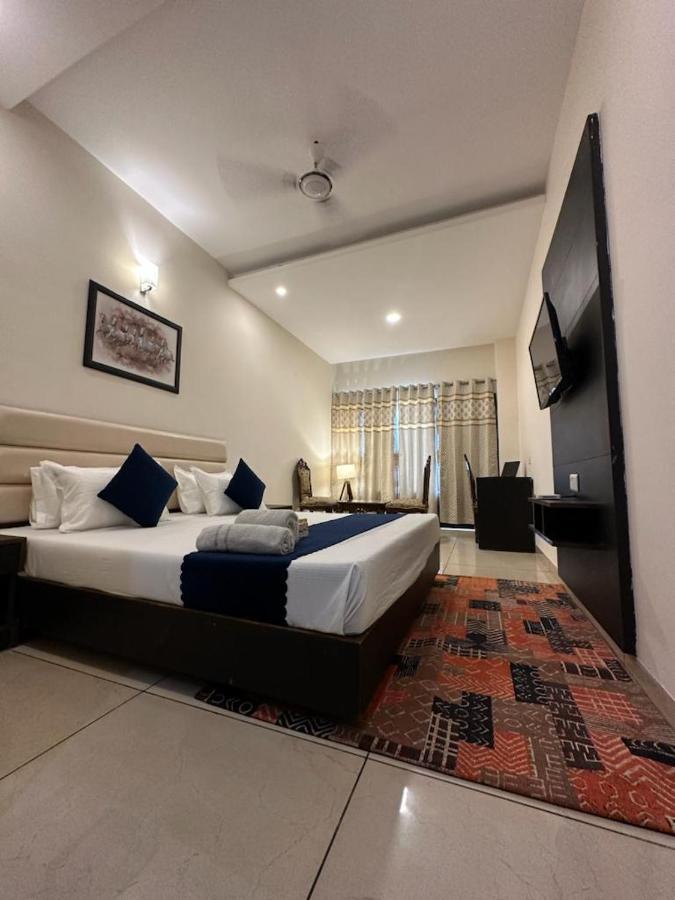 Hotel Jb Residency !! Luxurious & Royal Balcony Rooms !! Large Rooms Zirakpur Екстериор снимка