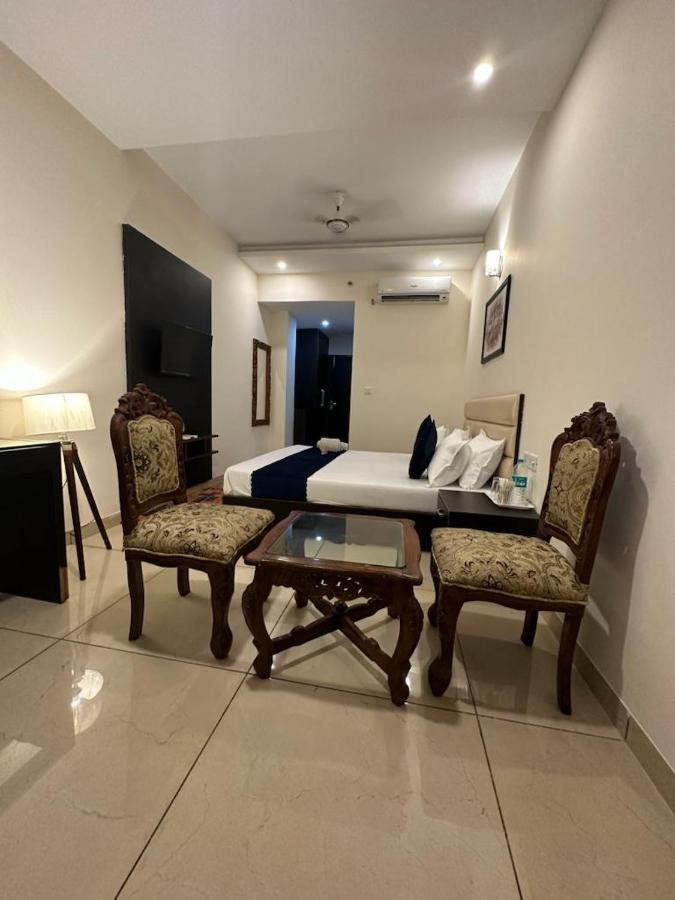 Hotel Jb Residency !! Luxurious & Royal Balcony Rooms !! Large Rooms Zirakpur Екстериор снимка
