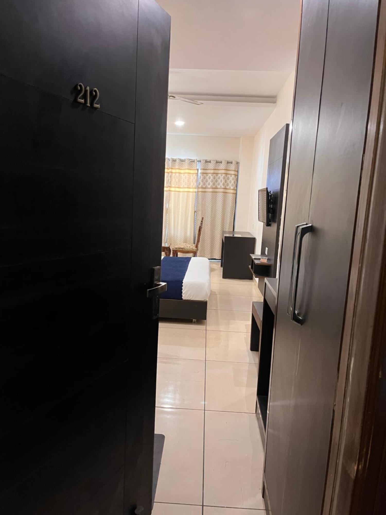 Hotel Jb Residency !! Luxurious & Royal Balcony Rooms !! Large Rooms Zirakpur Екстериор снимка