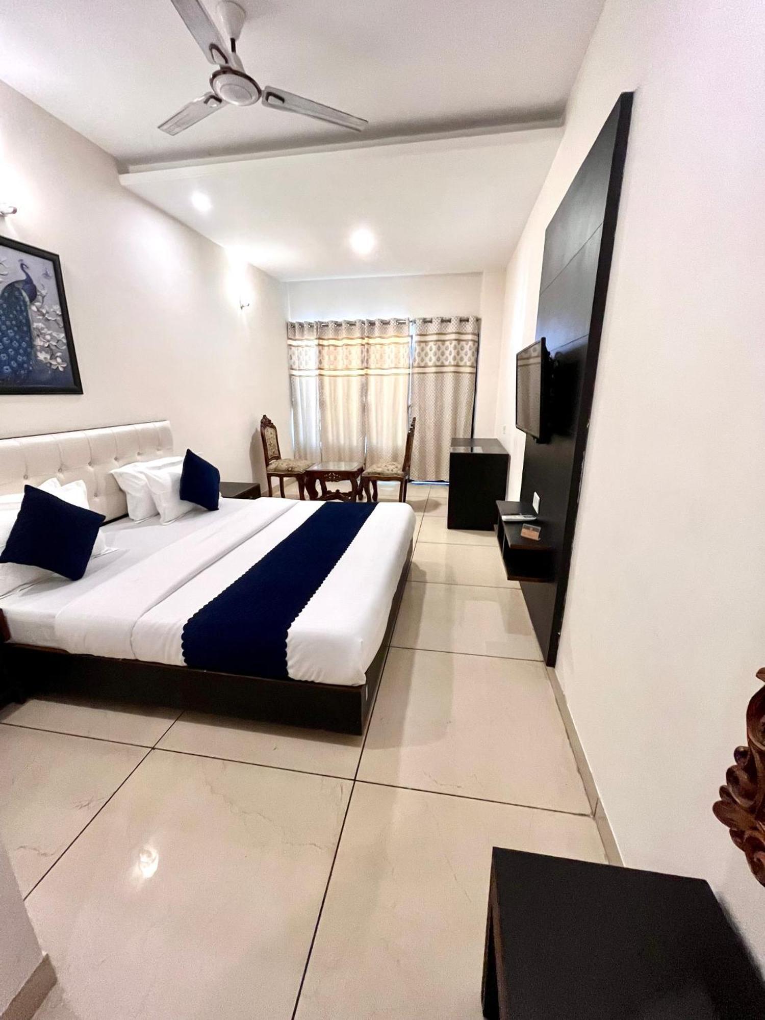 Hotel Jb Residency !! Luxurious & Royal Balcony Rooms !! Large Rooms Zirakpur Екстериор снимка
