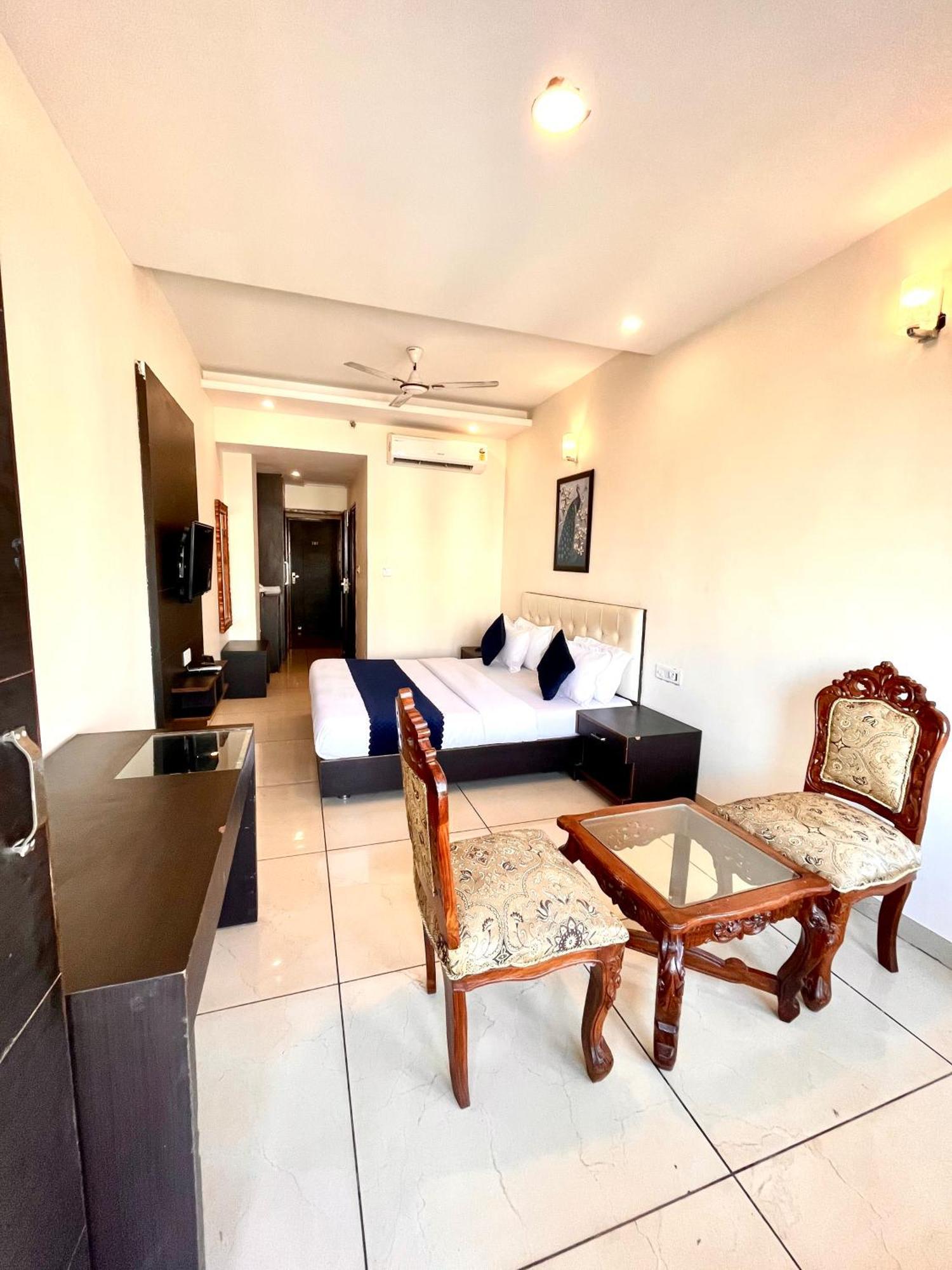 Hotel Jb Residency !! Luxurious & Royal Balcony Rooms !! Large Rooms Zirakpur Екстериор снимка