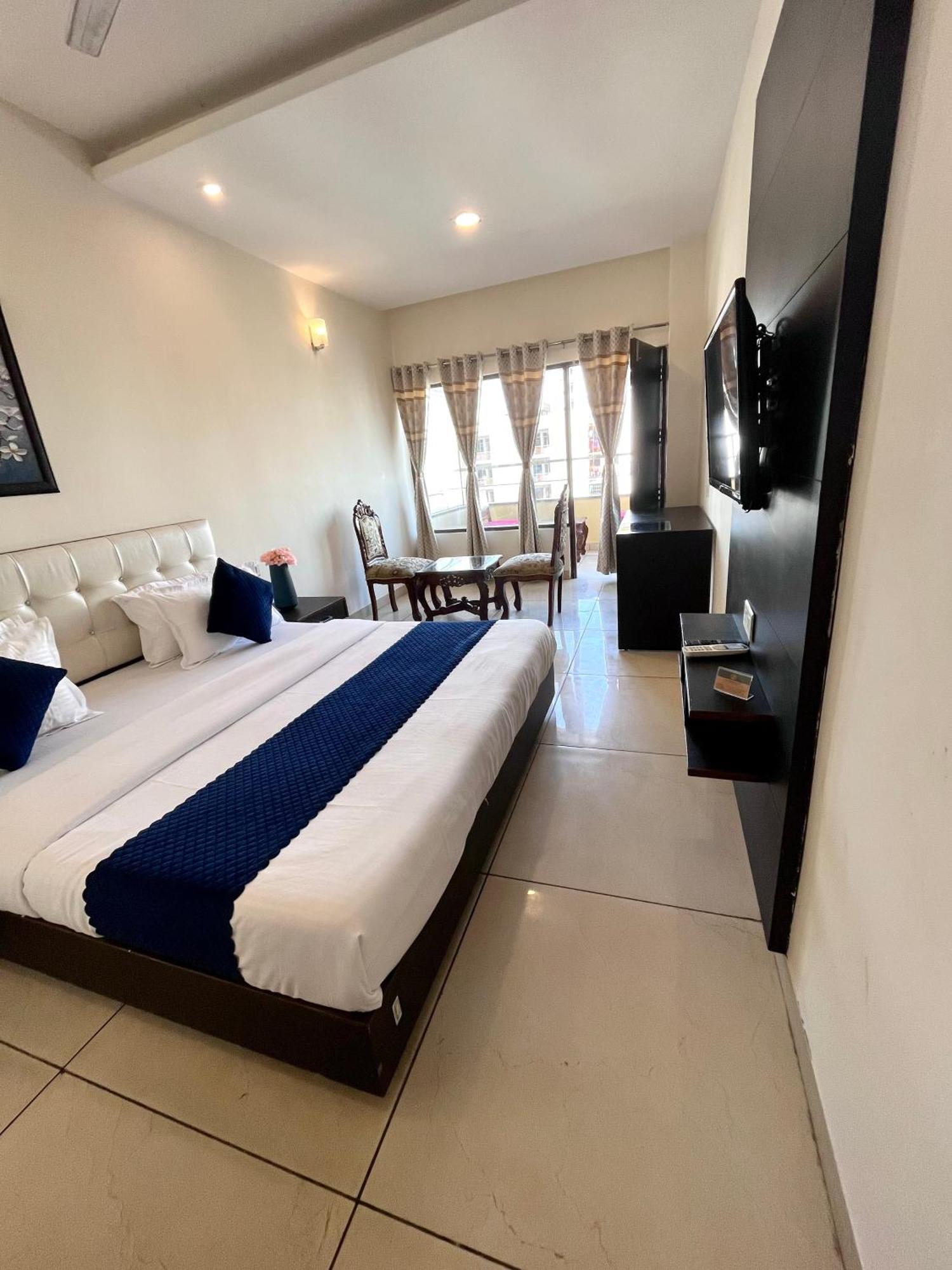 Hotel Jb Residency !! Luxurious & Royal Balcony Rooms !! Large Rooms Zirakpur Екстериор снимка