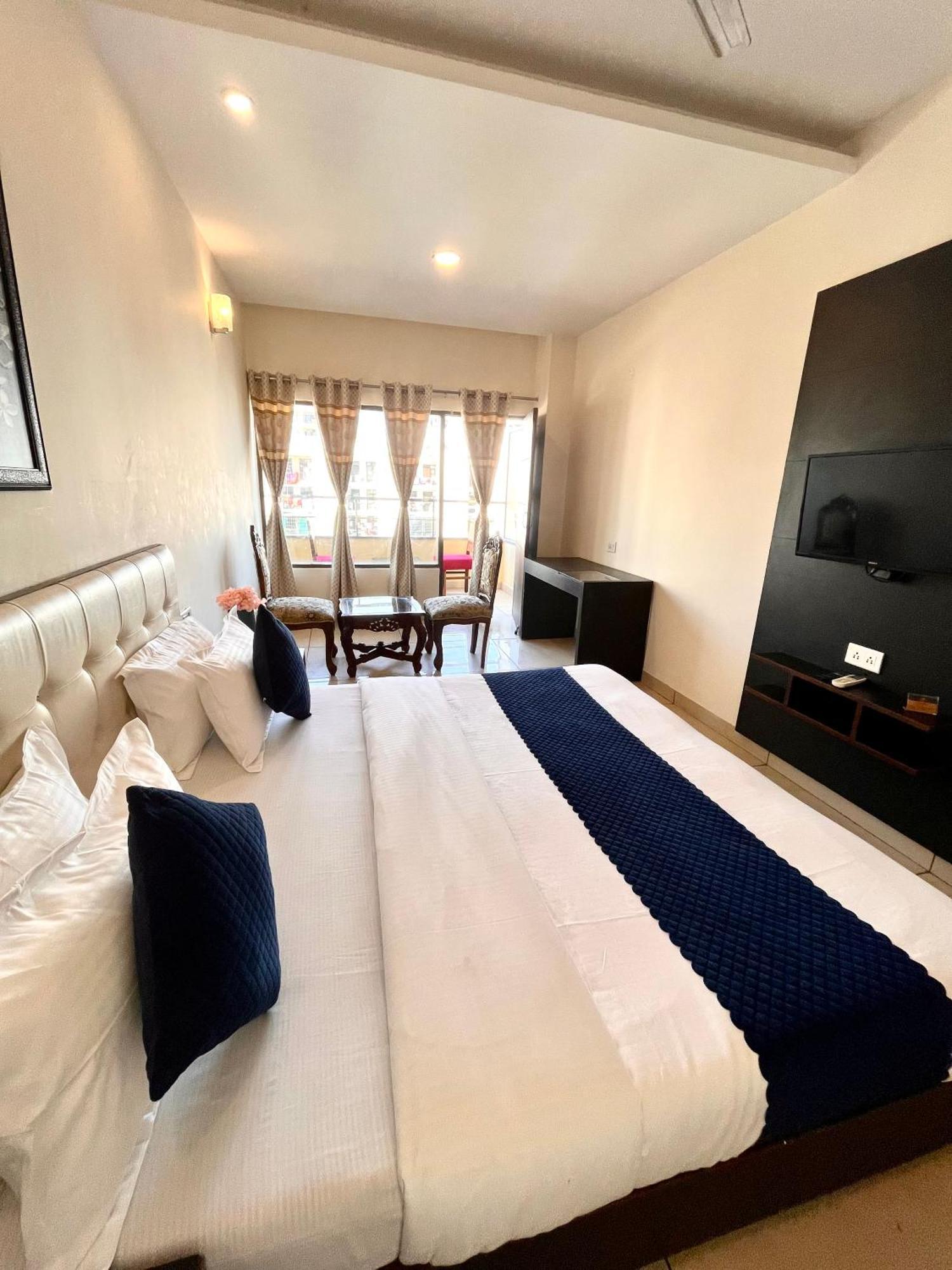 Hotel Jb Residency !! Luxurious & Royal Balcony Rooms !! Large Rooms Zirakpur Екстериор снимка