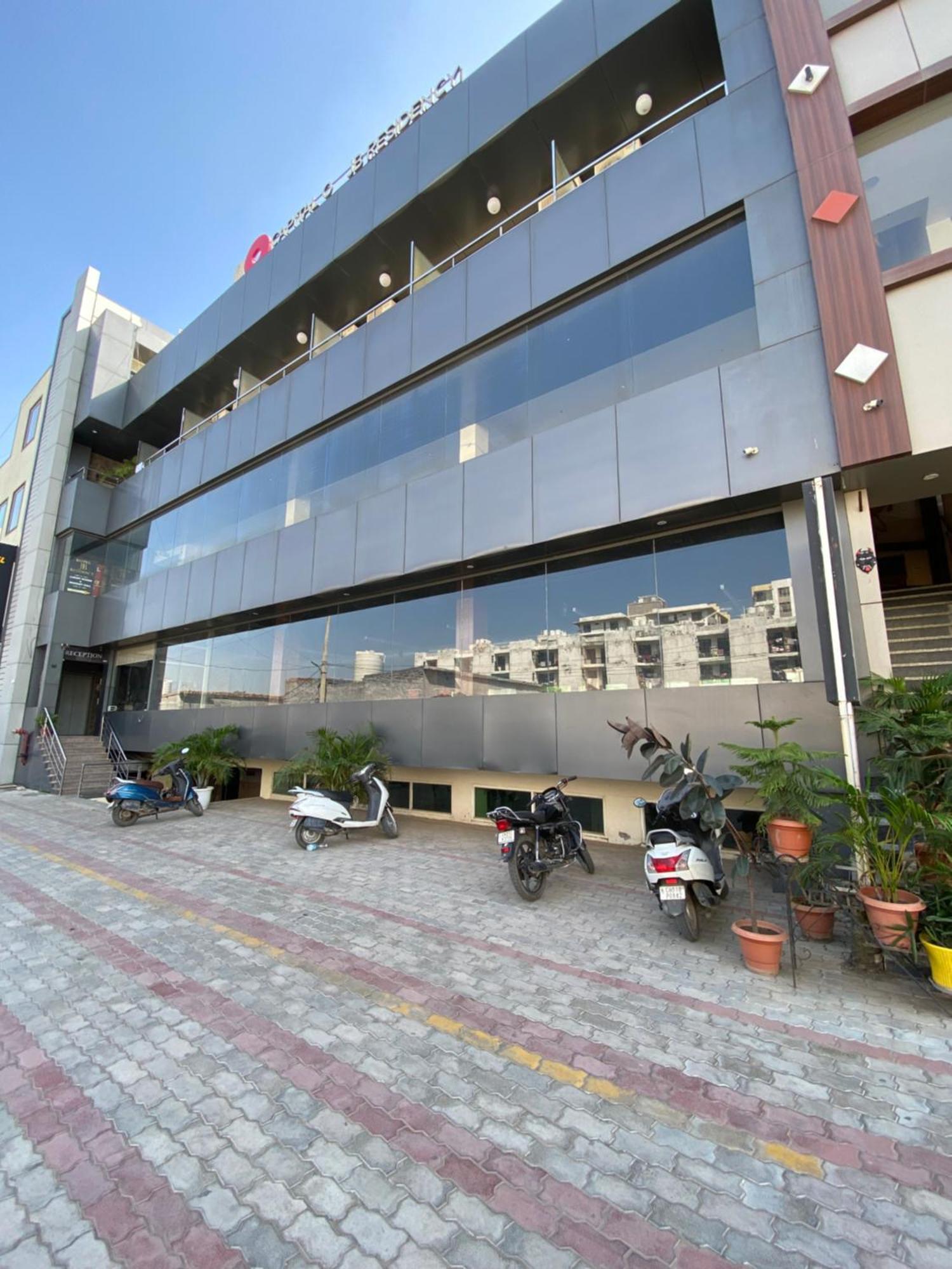 Hotel Jb Residency !! Luxurious & Royal Balcony Rooms !! Large Rooms Zirakpur Екстериор снимка