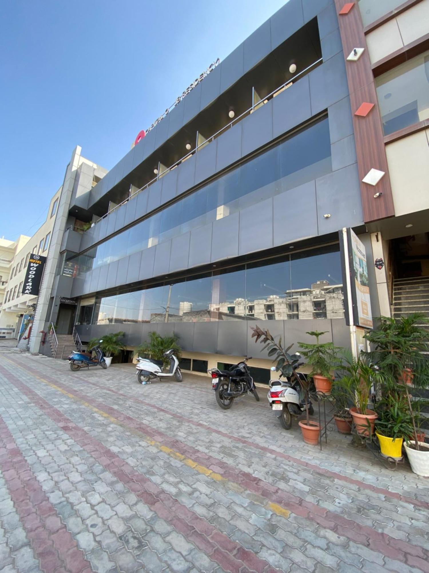 Hotel Jb Residency !! Luxurious & Royal Balcony Rooms !! Large Rooms Zirakpur Екстериор снимка
