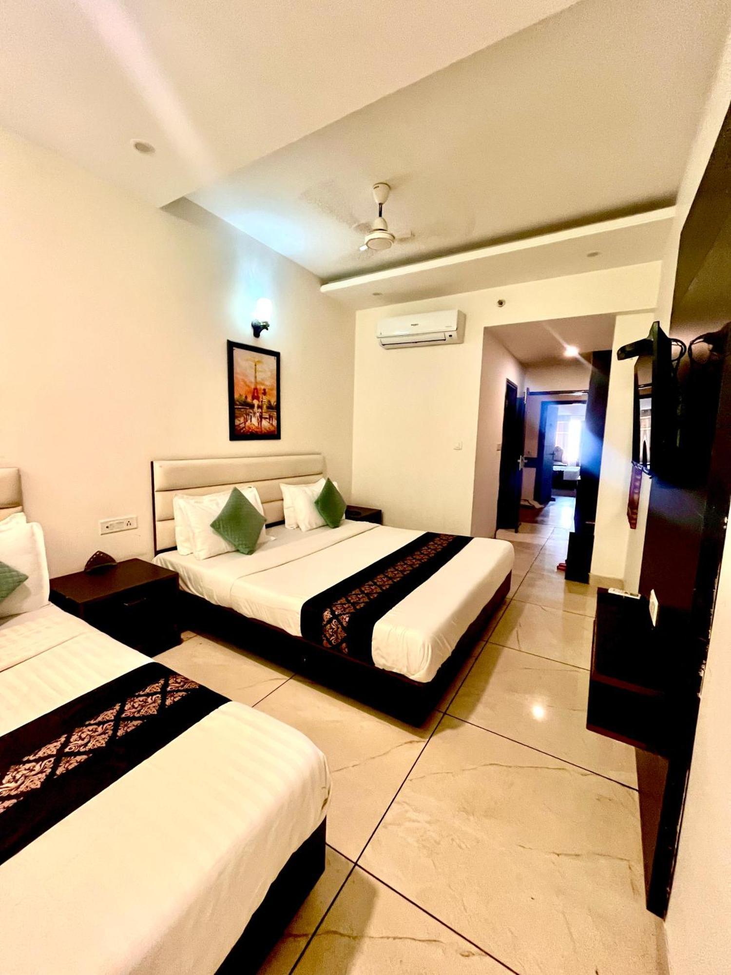 Hotel Jb Residency !! Luxurious & Royal Balcony Rooms !! Large Rooms Zirakpur Екстериор снимка